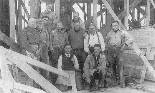 Peter Drenth (achterste rij rechts) tijdens de bouw van Walters-Noordhoff in de Akkerstraat